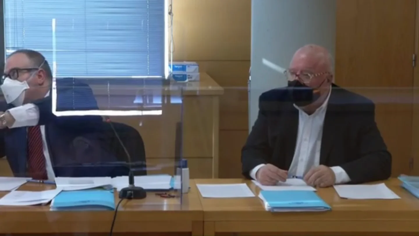 Primeras imágenes de Villarejo sentado en el banquillo: el excomisario se enfrenta a su primer juicio por calumnias Villarejo