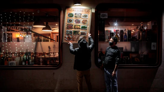 Unos trabajadores de un restaurante del centro de Valencia recogen la terraza Unos trabajadores de un restaurante del centro de Valencia recogen la terraza