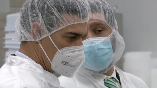 Imagen de Sánchez en un laboratorio Imagen de Sánchez en un laboratorio