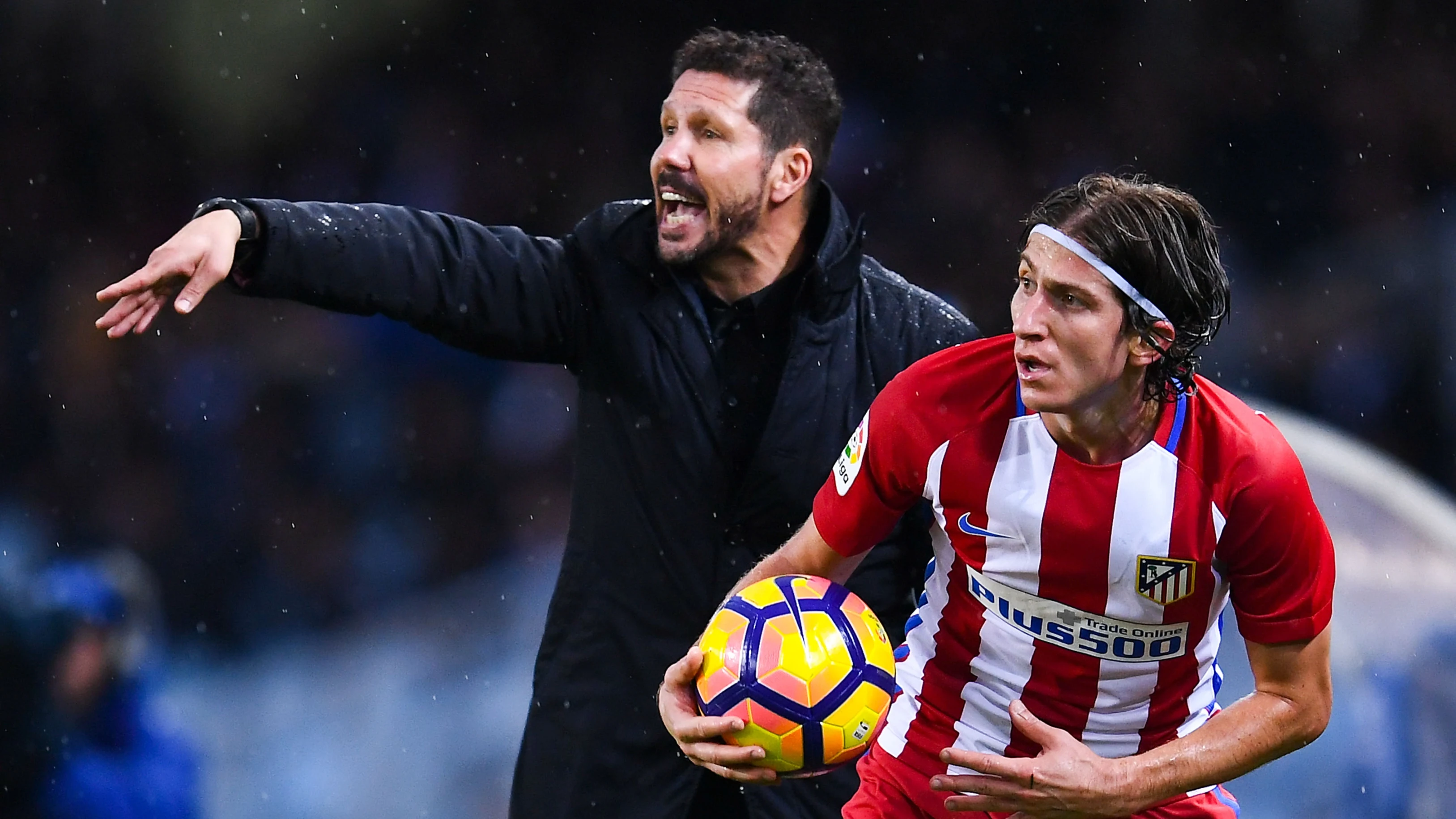 Filipe Luis, con Simeone detrás