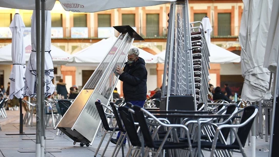 Un trabajador recoge el mobiliario de la terraza de un restaurante en el centro de Córdoba Un trabajador recoge el mobiliario de la terraza de un restaurante en el centro de Córdoba