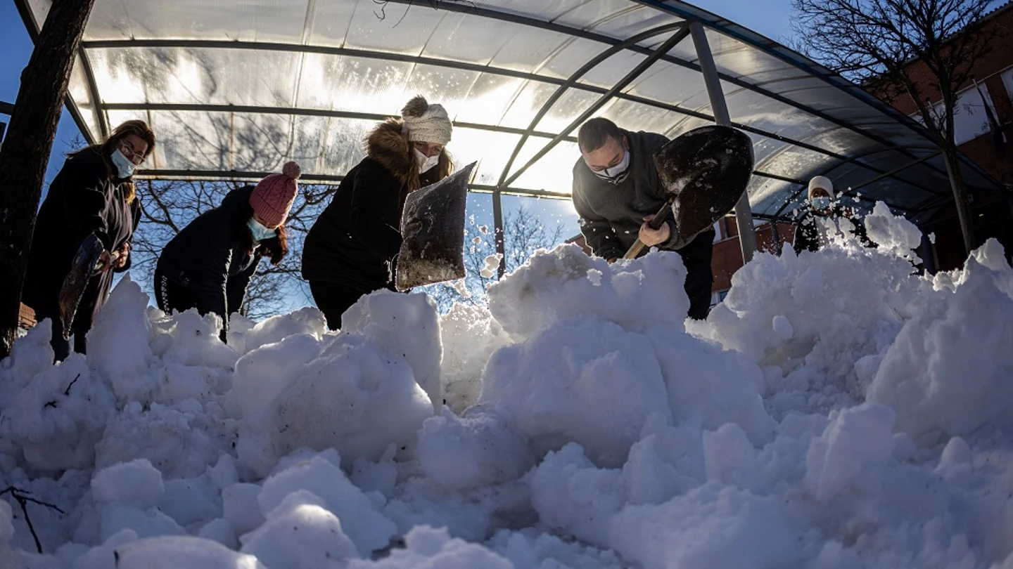 Personal de limpieza y padres recogen nieve de un colegio de Colmenar Viejo Personal de limpieza y padres recogen nieve de un colegio de Colmenar Viejo