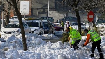 Voluntarios trabajan en la limpieza de las calles de Madrid