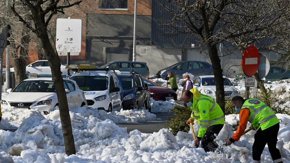 Voluntarios trabajan en la limpieza de las calles de Madrid