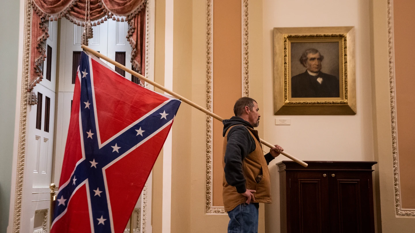 Uno de los asaltantes del Capitolio porta la bandera confederada Uno de los asaltantes del Capitolio porta la bandera confederada