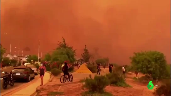 El cielo teñido de rojo en Valparaíso (Chile) por un incendio forestal El cielo teñido de rojo en Valparaíso (Chile) por un incendio forestal