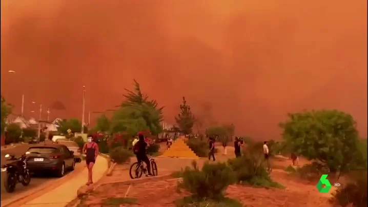 El cielo teñido de rojo en Valparaíso (Chile) por un incendio forestal