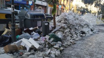 Imagen de la calle Embajadores repleta de hielo y basura