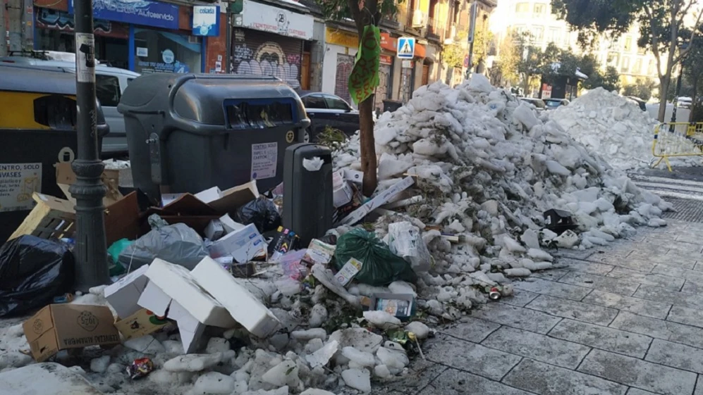 Imagen de la calle Embajadores repleta de hielo y basura