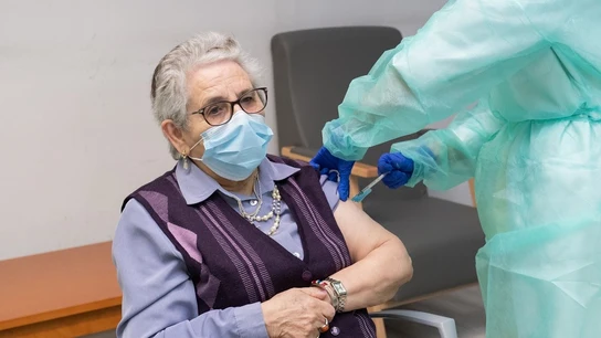 Nieves Cabo, primera española en recibir las dos dosis de la vacuna contra el coronavirus Nieves Cabo, primera española en recibir las dos dosis de la vacuna contra el coronavirus