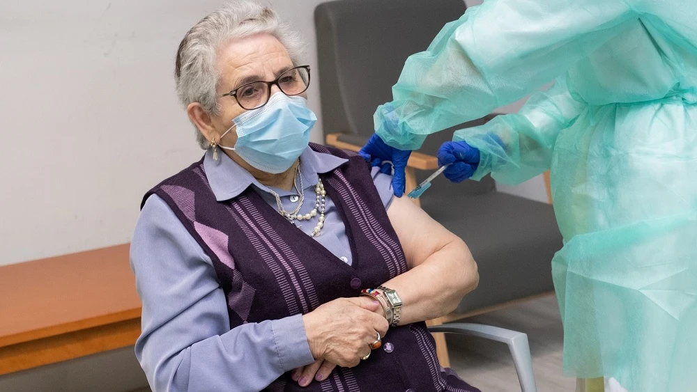 Nieves Cabo, primera española en recibir las dos dosis de la vacuna contra el coronavirus