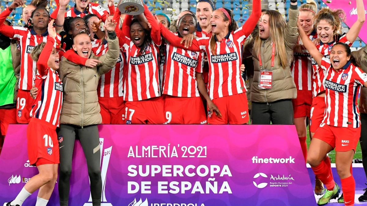 Virginia Torrecilla, con sus compañeras del Atlético