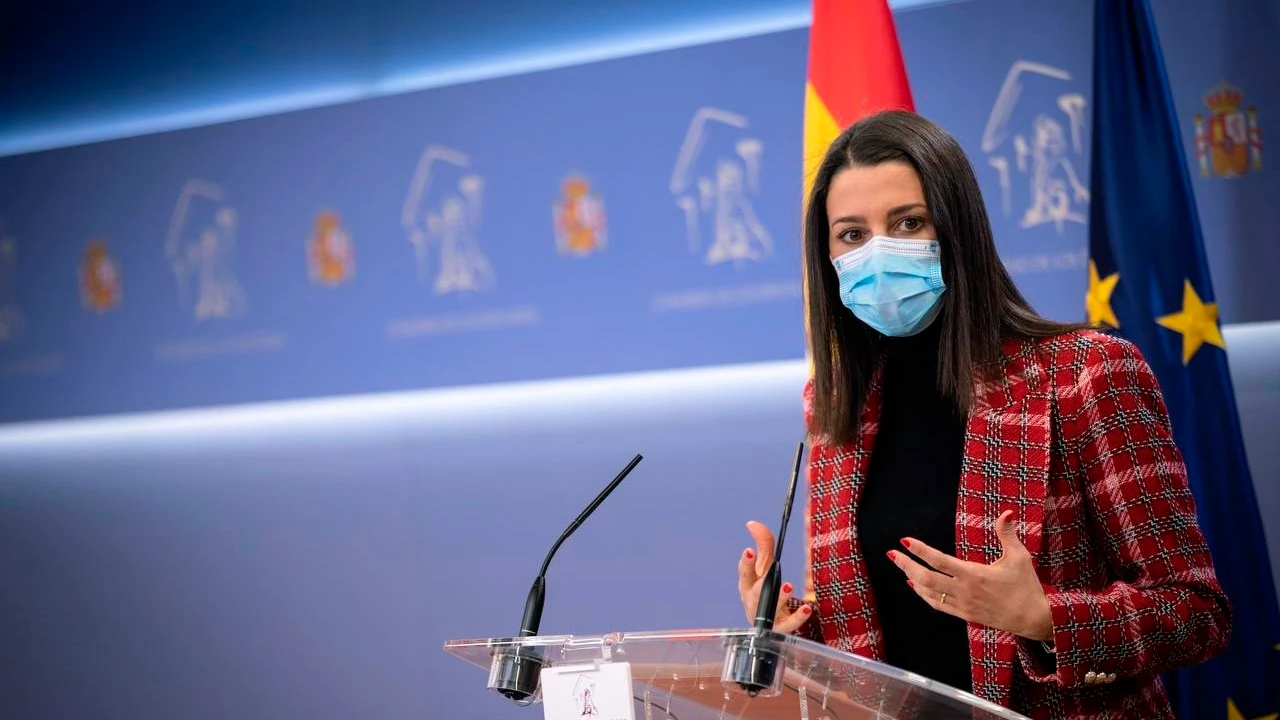 La presidenta de Ciudadanos, Inés Arrimadas, en una rueda de prensa en el Congreso