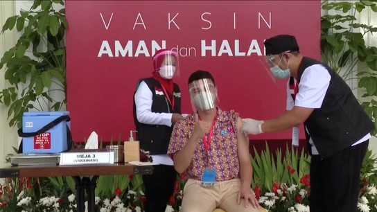 El influencer Raffi Ahmad recibe la vacuna contra la COVID-19 El influencer Raffi Ahmad recibe la vacuna contra la COVID-19