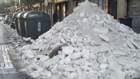 Imagen de la calle Embajadores con montañas de hielo Imagen de la calle Embajadores con montañas de hielo