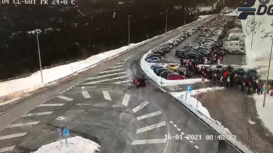 A primera hora de la mañana los aparcamientos de Navacerrada y Cotos ya estaban llenos A primera hora de la mañana los aparcamientos de Navacerrada y Cotos ya estaban llenos