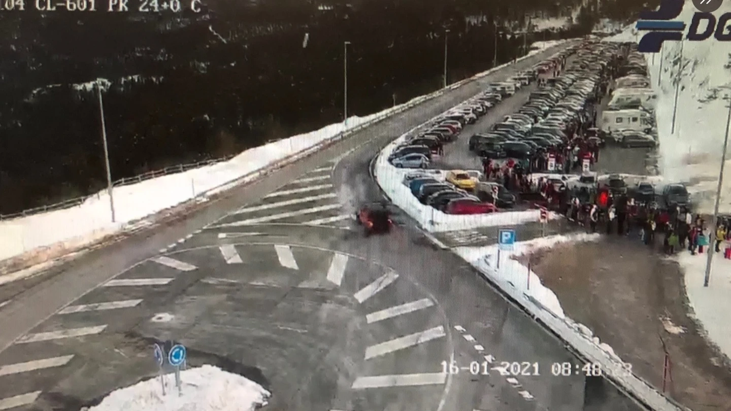 A primera hora de la mañana los aparcamientos de Navacerrada y Cotos ya estaban llenos A primera hora de la mañana los aparcamientos de Navacerrada y Cotos ya estaban llenos