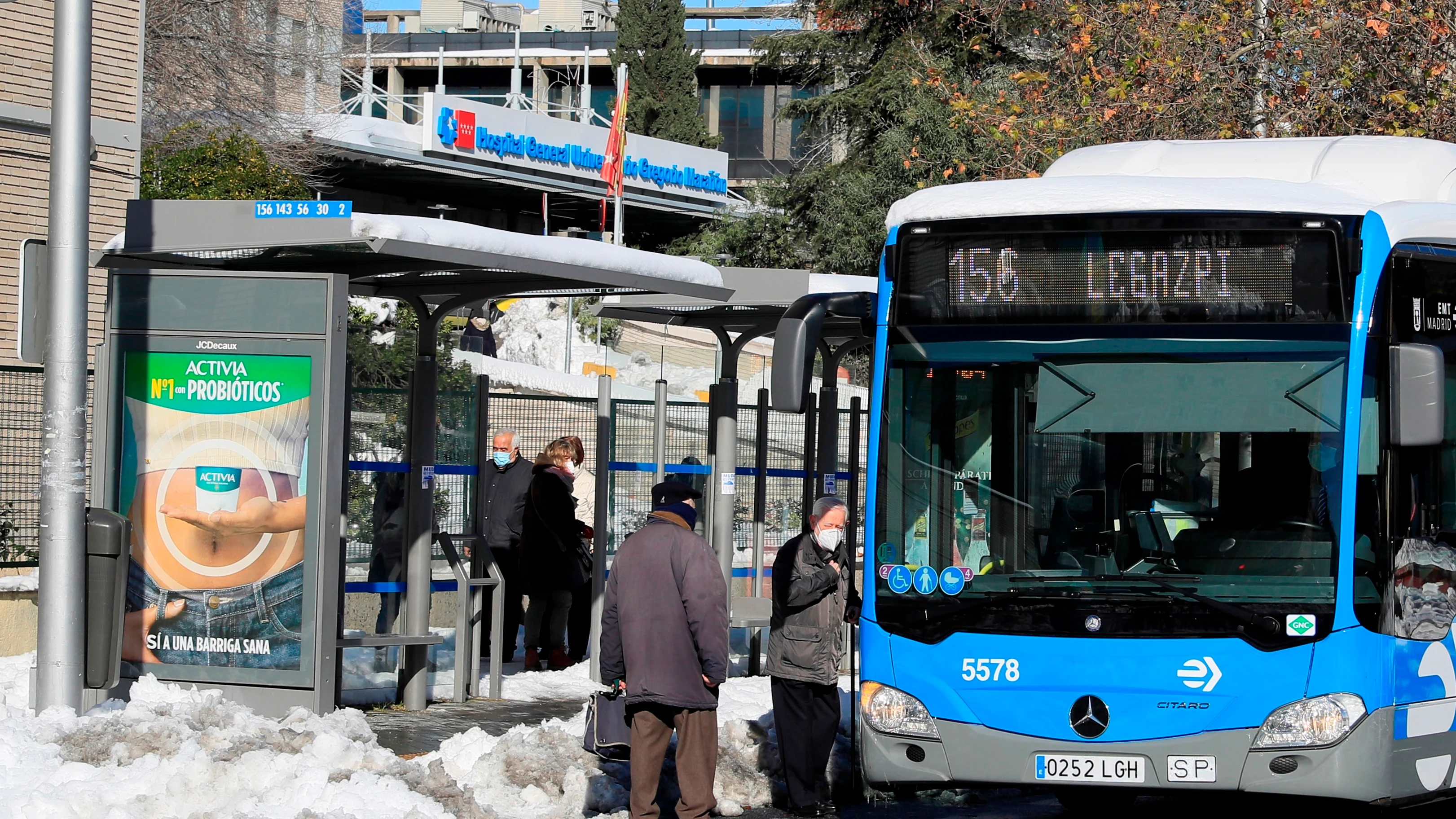 Un autobús a su paso por el hospital Gregorio Marañón de Madrid