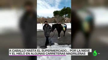 A caballo hasta el supermercado por culpa de la nieve y el hielo acumulados aun en las carreteras de Madrid