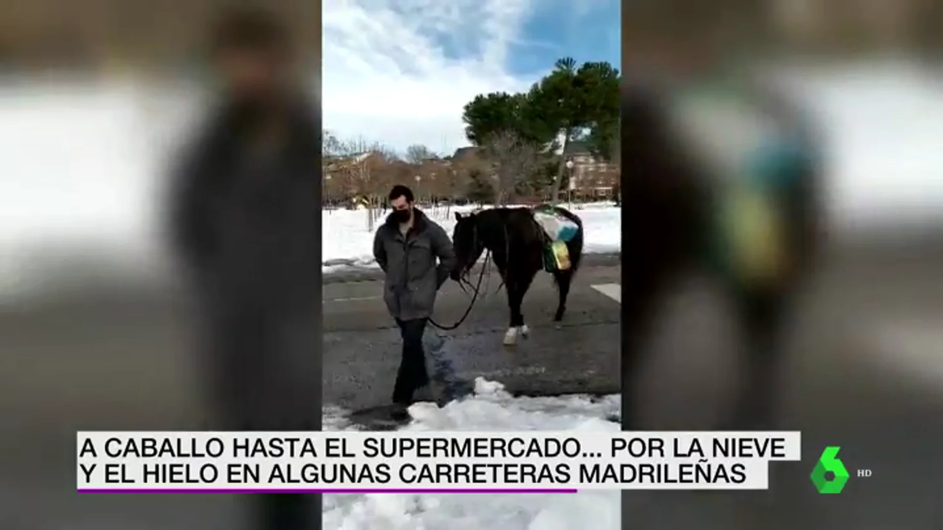 A caballo hasta el supermercado por culpa de la nieve y el hielo acumulados aun en las carreteras de Madrid