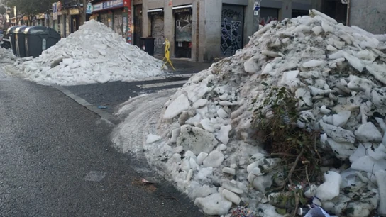 Imagen de la calle Embajadores de Madrid con montañas de hielo en la acera Imagen de la calle Embajadores de Madrid con montañas de hielo en la acera