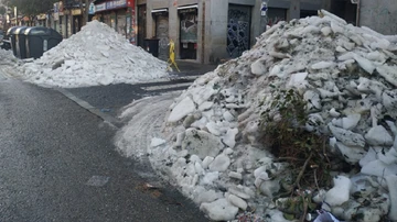 Imagen de la calle Embajadores de Madrid con montañas de hielo en la acera