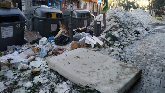 Imagen de la calle Embajadores de Madrid repleta de basura y hielo Imagen de la calle Embajadores de Madrid repleta de basura y hielo