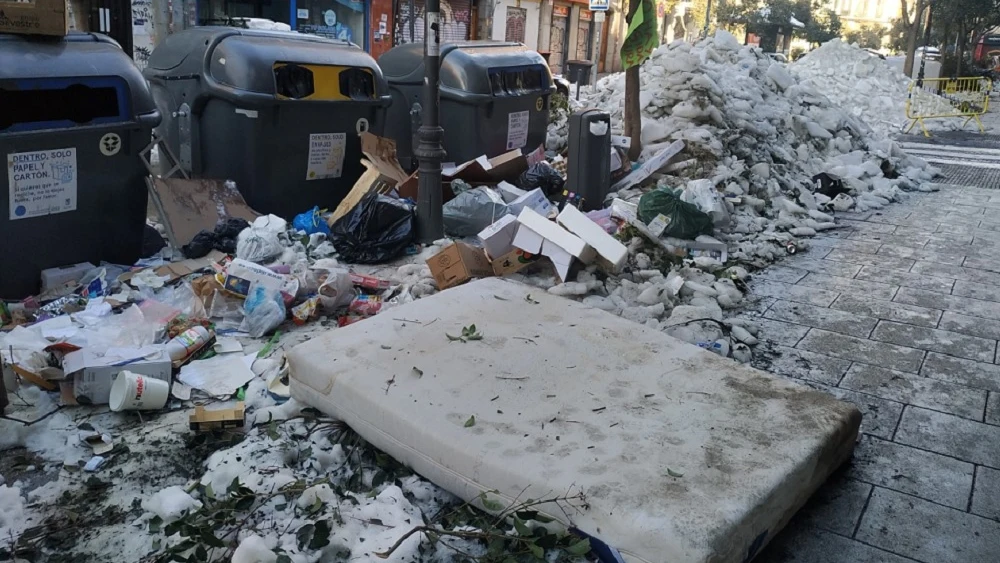 Imagen de la calle Embajadores de Madrid repleta de basura y hielo