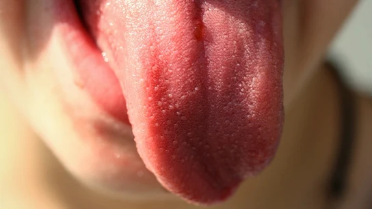 Imagen de archivo de una persona sacando la lengua Imagen de archivo de una persona sacando la lengua
