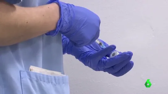 Imagen de una persona con una vacuna Imagen de una persona con una vacuna