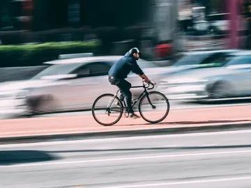 Ciclista circulando por la ciudad Ciclista circulando por la ciudad