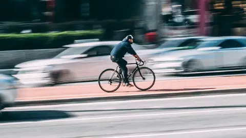 Ciclista circulando por la ciudad Ciclista circulando por la ciudad