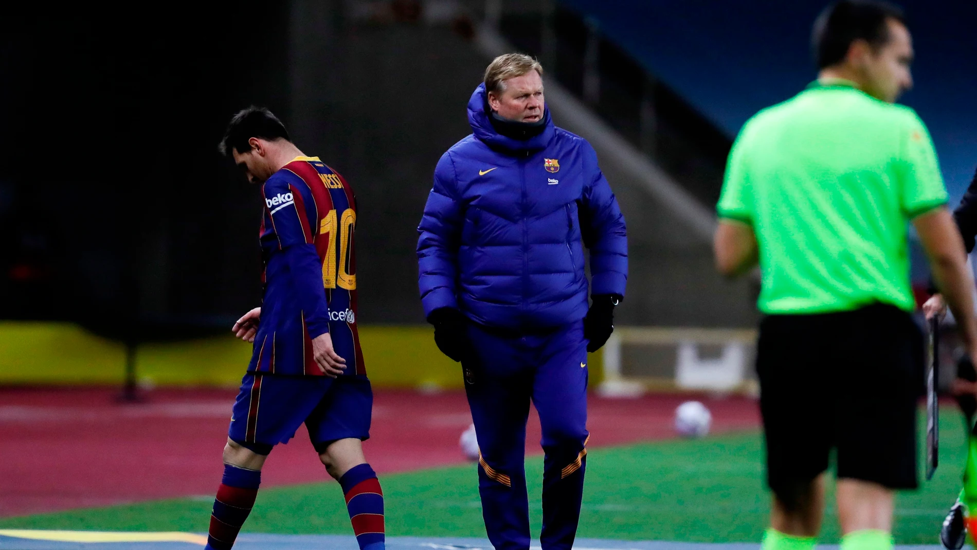 Leo Messi, cabizbajo tras ser expulsado en la final de la Supercopa de España