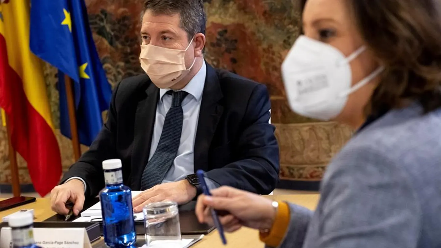 El presidente de Castilla-La Mancha, Emiliano García-Page (i), preside la reunión de seguimiento de la evolución de la pandemia del COVID-19 este lunes en Toledo. El presidente de Castilla-La Mancha, Emiliano García-Page (i), preside la reunión de seguimiento de la evolución de la pandemia del COVID-19 este lunes en Toledo.