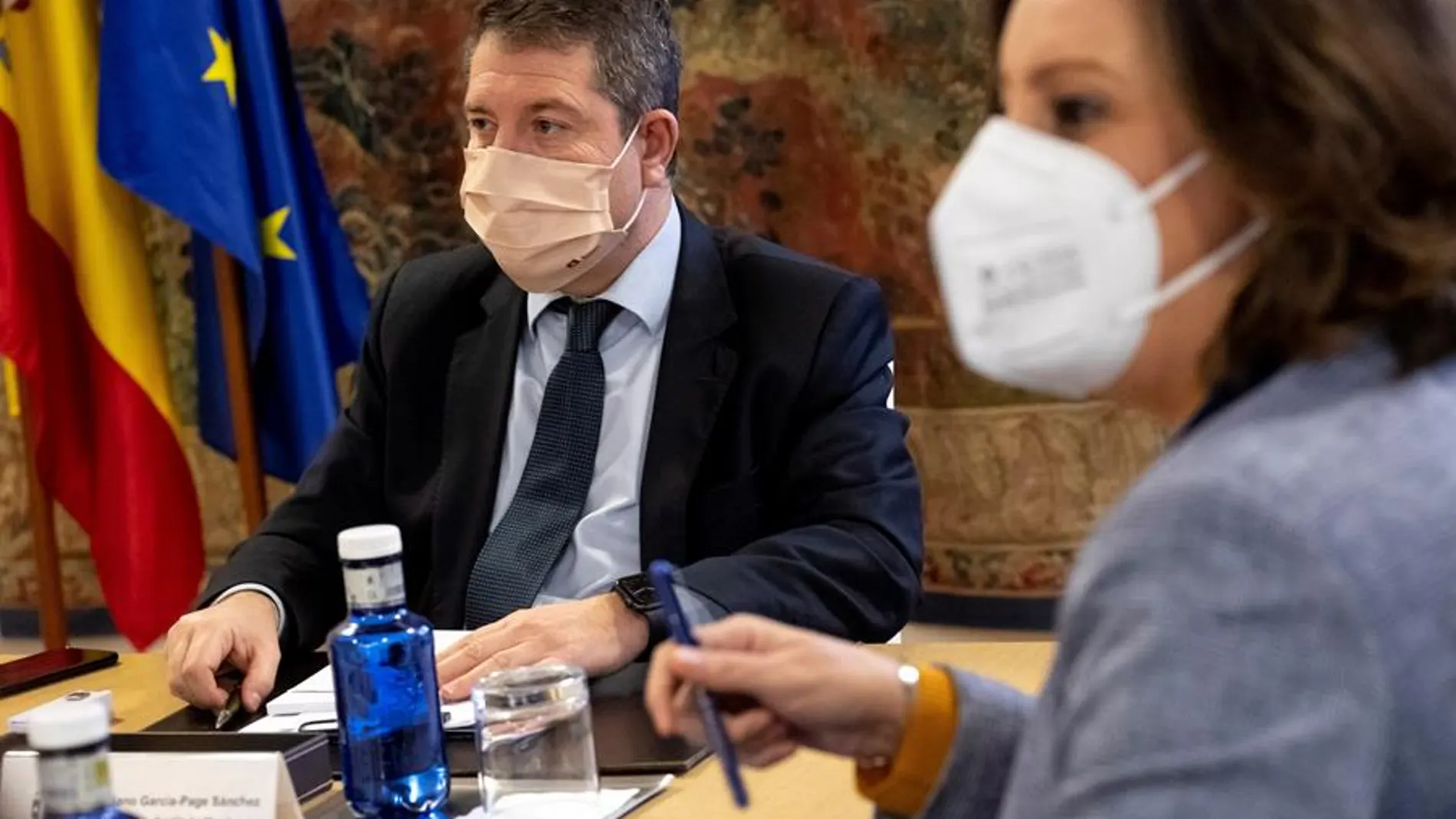 El presidente de Castilla-La Mancha, Emiliano García-Page (i), preside la reunión de seguimiento de la evolución de la pandemia del COVID-19 este lunes en Toledo.