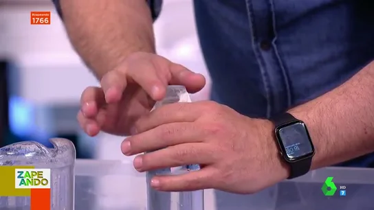 El reto viral de Tik Tok: ¿será capaz Miki Nadal de darle la vuelta a una botella de agua sin tapón sin derramar nada? El reto viral de Tik Tok: ¿será capaz Miki Nadal de darle la vuelta a una botella de agua sin tapón sin derramar nada?