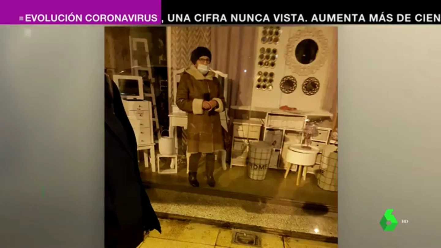 Una anciana de 87 años se queda encerrada tras el cierre de un bazar en Torrelavega: "No se dieron cuenta de que estaba dentro" Una anciana de 87 años se queda encerrada tras el cierre de un bazar en Torrelavega: "No se dieron cuenta de que estaba dentro"