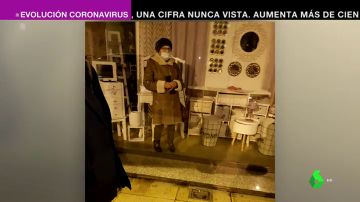 Una anciana de 87 años se queda encerrada tras el cierre de un bazar en Torrelavega: "No se dieron cuenta de que estaba dentro"