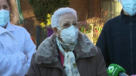 Las palabras de Araceli tras recibir la segunda dosis de la vacuna: "Me ha sentado muy bien, no me ha dolido ni nada" Las palabras de Araceli tras recibir la segunda dosis de la vacuna: "Me ha sentado muy bien, no me ha dolido ni nada"