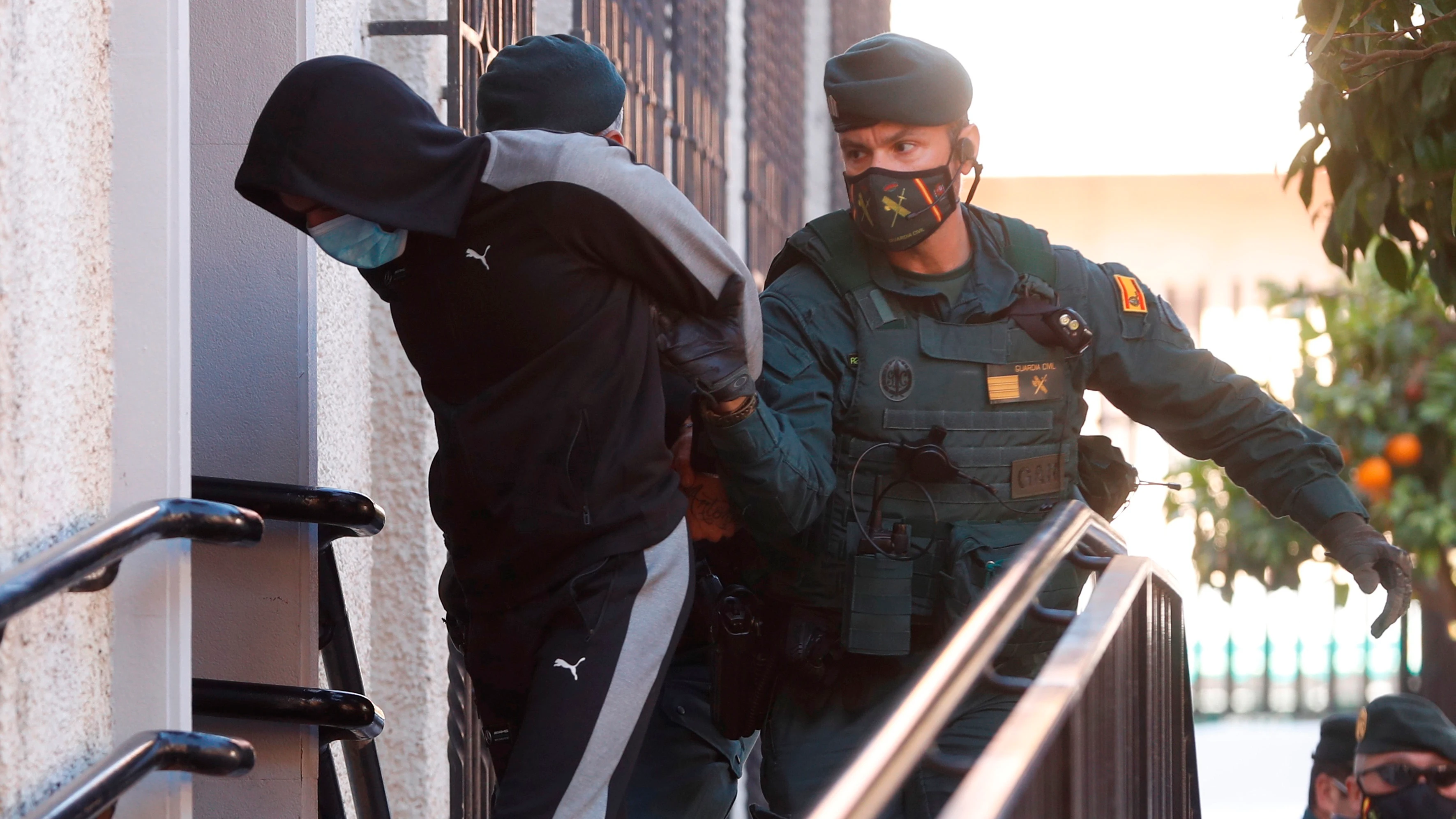 Uno de los cómplices del Melillero a su llegada hoy a los juzgados de Fuengirola (Málaga)