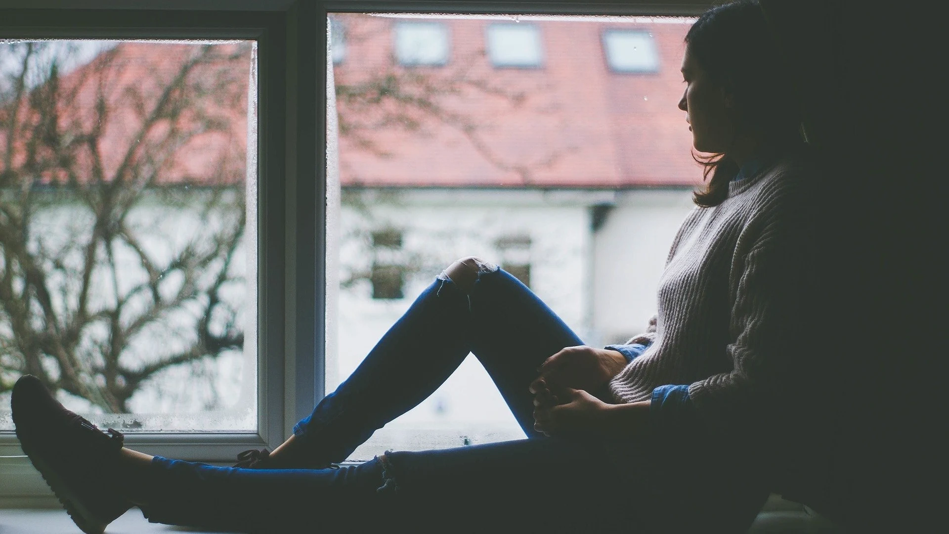 Mujer mirando por una ventana