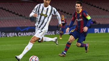 Cristiano Ronaldo y Messi durante el partido de Champions