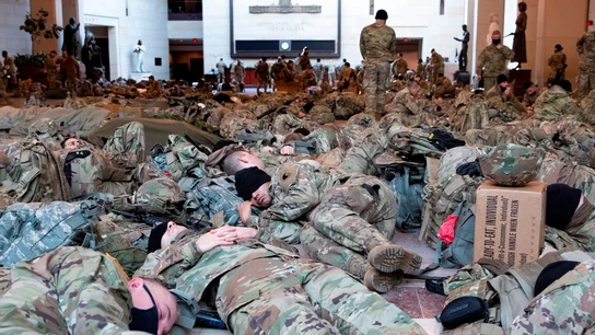 Histórico despliegue para proteger a Biden: 25.000 agentes, cuatro veces más que en Afganistán y en Irak juntos Efectivos de la Guardia Nacional de Estados Unidos duermen en el interior del Capitolio