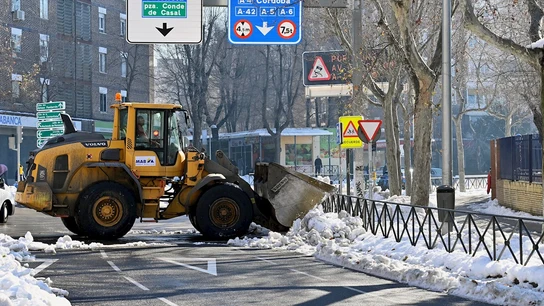 Una excavadora limpia de nieve una calle de Madrid Una excavadora limpia de nieve una calle de Madrid