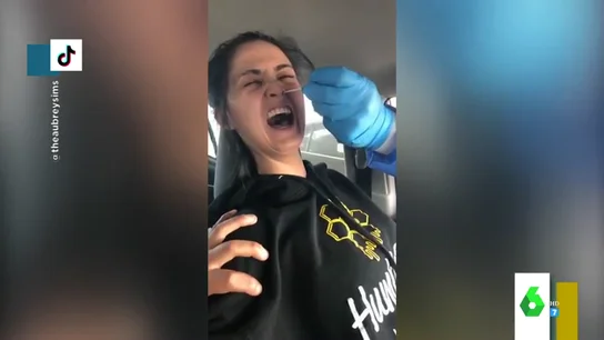 El sufrimiento de una joven con una prueba PCR por la nariz: "Es muy heavy" El sufrimiento de una joven con una prueba PCR por la nariz: "Es muy heavy"