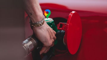 Llenando el depósito de gasolina