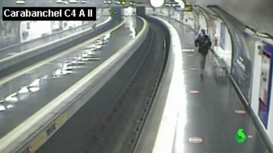 Un policía fuera de servicio salva a un viajero de ser arrollado por el metro en cuestión de segundos Un policía fuera de servicio salva a un viajero de ser arrollado por el metro en cuestión de segundos
