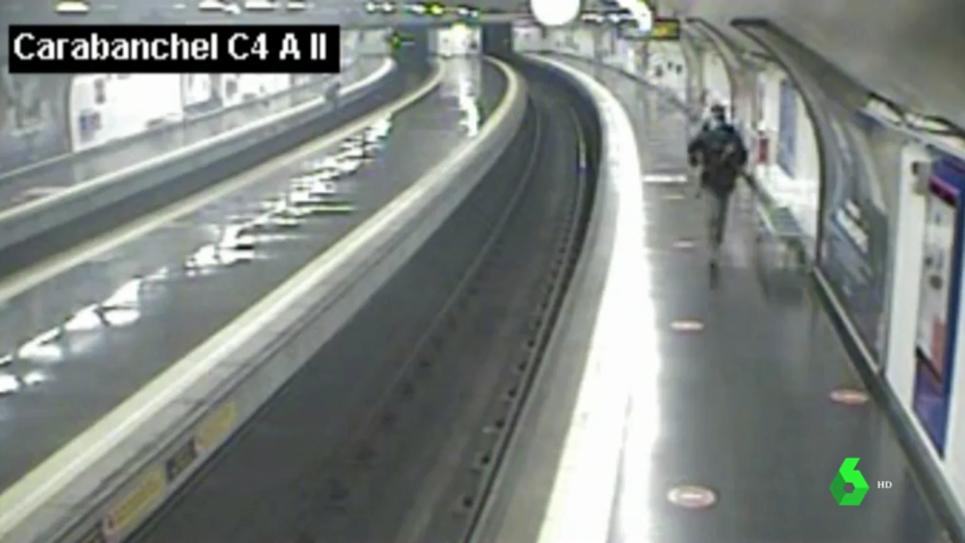 Un policía fuera de servicio salva a un viajero de ser arrollado por el metro en cuestión de segundos