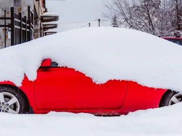 Coche cubierto de nieve Coche cubierto de nieve