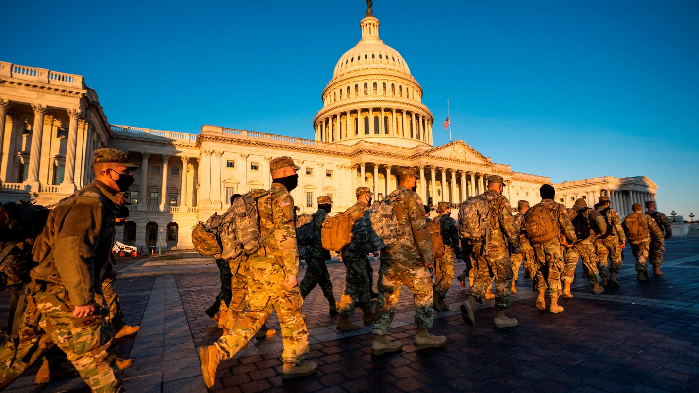 Histórico despliegue para proteger a Biden: 25.000 agentes, cuatro veces más que en Afganistán y en Irak juntos Miembros de la Guardia Nacional de Estados Unidos avanzan en dirección al Capitolio